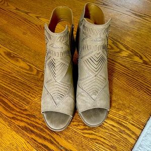 Universal thread sandals